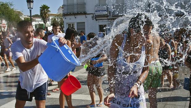 Jóvenes celebrando la Fiesta del Agua