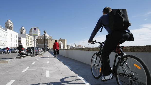 El Ayuntamiento presume de borrar del mapa el anterior plan de carril-bici de Cádiz