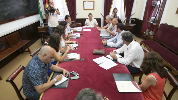 El alcalde presidió ayer la reunión de la comisión de estudio para la remunicipalización de servicios.