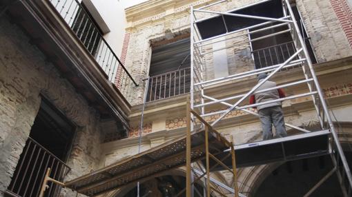 Detalle de uno de los techos recuperados en el histórico inmueble.