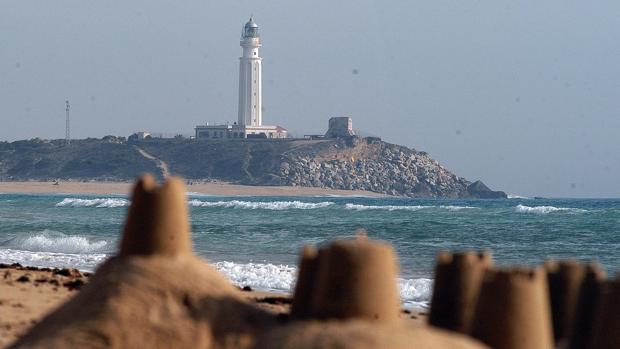 Vista del faro desde la playa