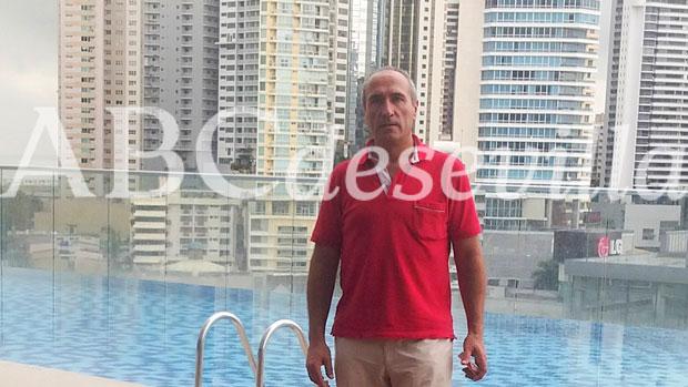 Julio Mateos en la piscina de un lujoso hotel en Panamá