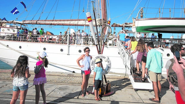 Durante el día de ayer el barco de la Armada atracado en el muelle gaditano recibió numerosas visitas.