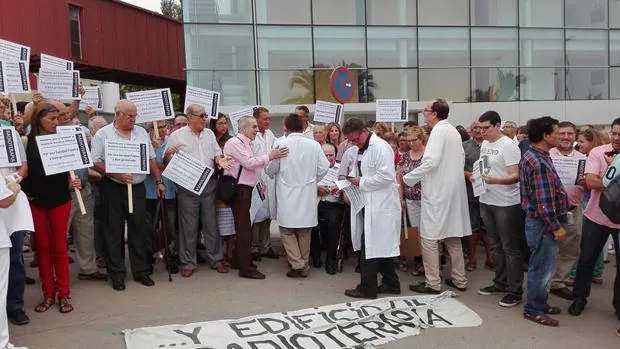 Protesta para pedir que se abra el centro de Radioterapia de Jerez