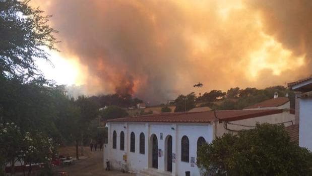 Las llamas del incendio sobre la aldea de La Alcornocosa