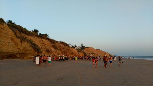 La mujer fallecida pasaba el día en la playa con su marido y sus dos hijos pequeños.