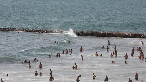 El fuerte oleaje y las corrientes obligan a prohibir el baño en varias playas de Cádiz