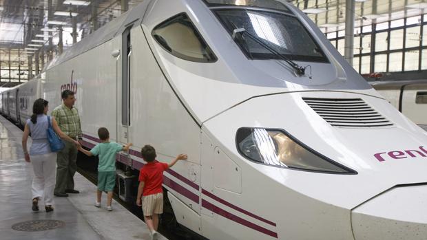 Uno de los trenes que cubre el servicio, en la estación de la ciudad de Cádiz.