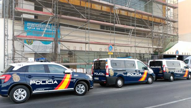 Varios coches de policía frente a la sede es la Tesoría esta mañana en Cádiz
