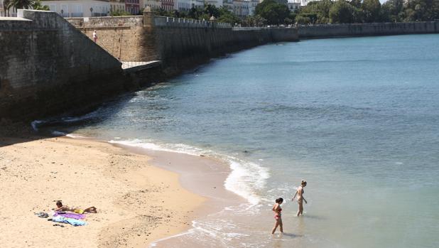 Los ecologistas aseguran que la playa de La Punta San Felipe «es un regalo envenenado»