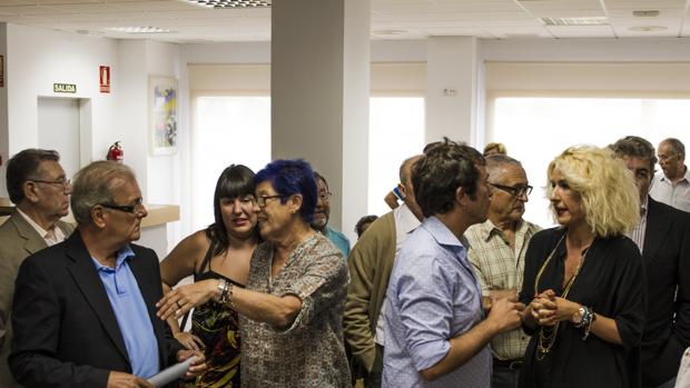 La asociación de pensionistas y jubilados de Loreto expuso sus quejas al alcalde en el acto de inauguración del nuevo centro.