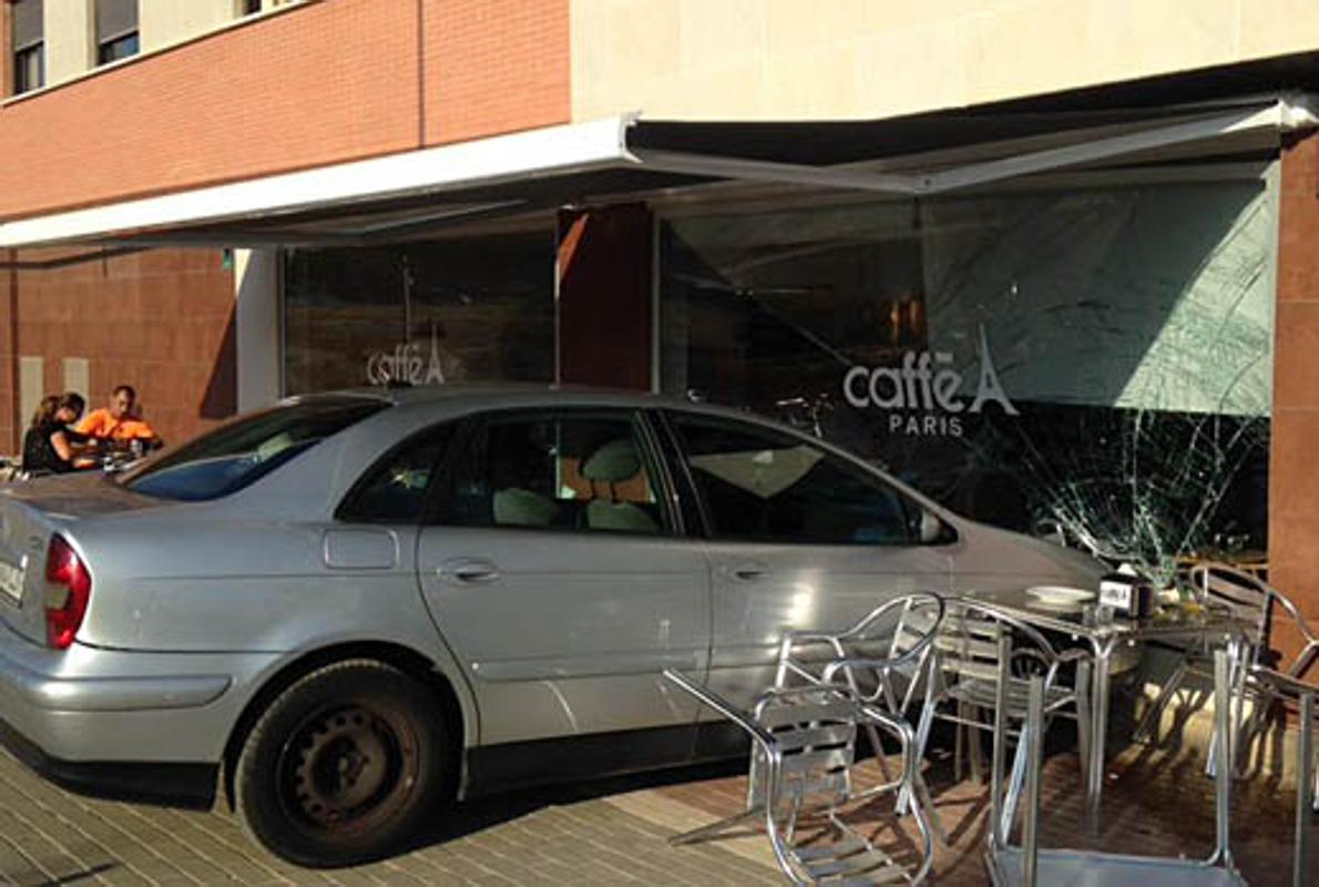 El vehículo se empotró contra el muro de cristal de la cafetería Caffe París de Dos Hermanas