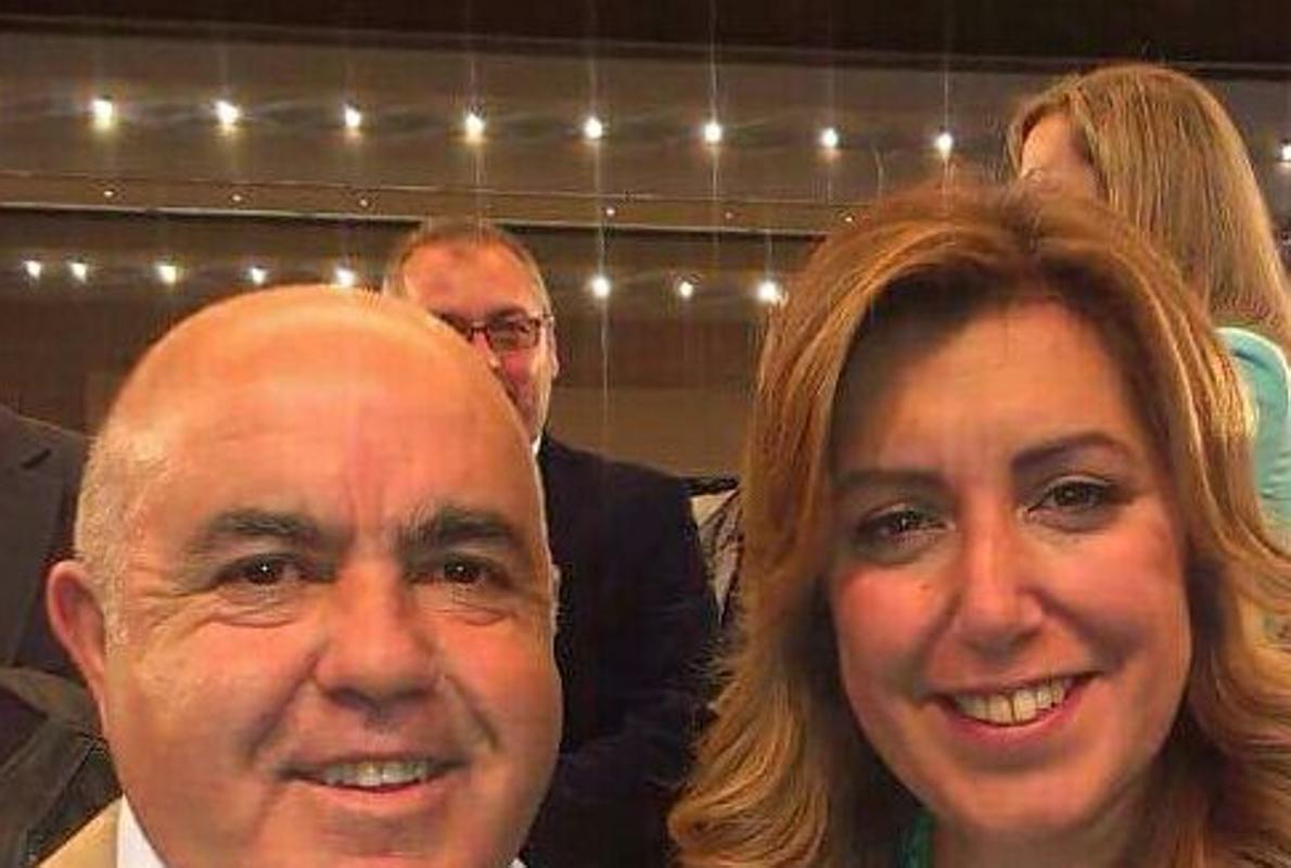 Mariano Pradas, junto a la presidenta de la Junta, Susana Díaz