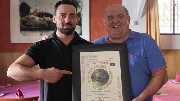 Pepe Muñoz y su hijo David con el Plato de Oro de Radio Turismo