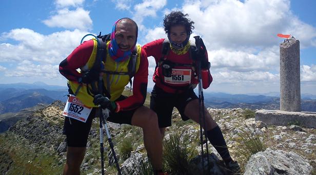 Antonio y Paco Villar durante una ultra run en la cima de Comapedrosa, el pico más alto de Andorra