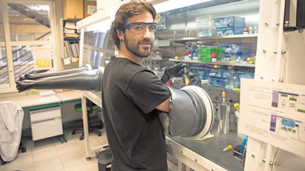 El quimico Pablo Ríos en un laboratorio de CicCartuja usando la «cámara seca»