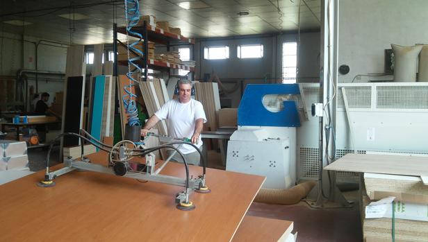 Los trabajadores de La Rodense transforman más de 30.000 tablones al ño que se venden en toda España