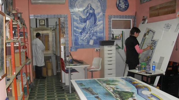 Juan Carlos Grau, al fondo, en el horno, y Teresa Rodríguez trabajando en un nuevo proyecto