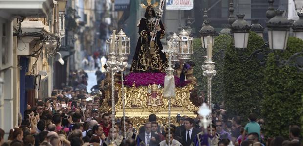 Rafael Zornoza impone al Nazareno de Santa María la medalla de oro de la ciudad