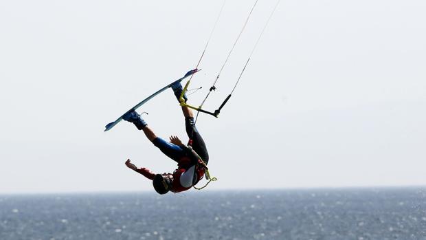 Un kitesurfer en Tarifa