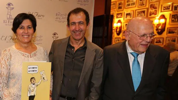 El patriarca de la saga, junto a dos de sus hijos durante el 50 aniversario de su célebre restaurante.