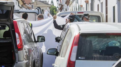 Los agentes tapan el cuerpo de la víctima con una sábana