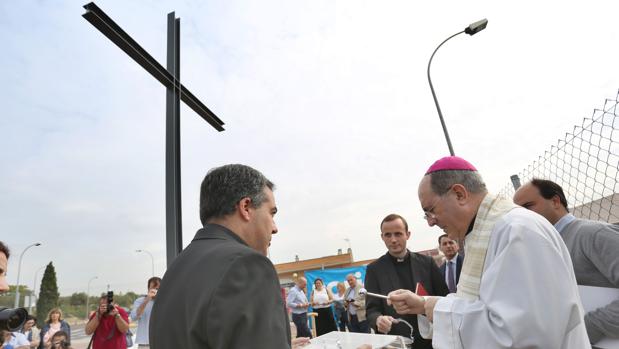 El arzobispo de Sevilla, bendiciendo las obras de la nueva parroquia de Montequinto