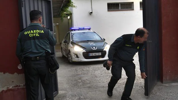 Dos guardias civiles entrando en los Juzgados de Sanlúcar la Mayor