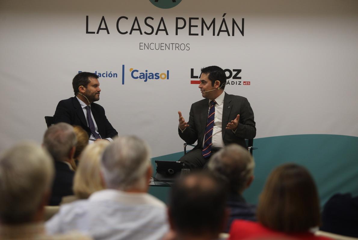 Rojo Pinilla con el director de La Voz de Cádiz en el acto.