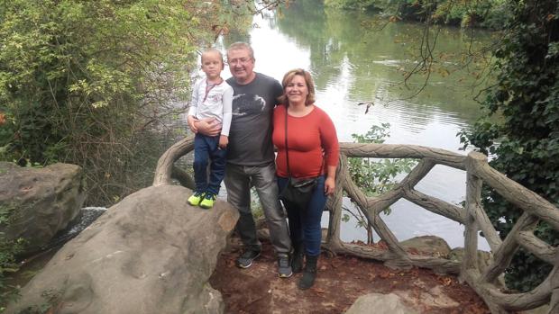 Hugo Caraballo, de 4 años, con sus padres en un parque parisino