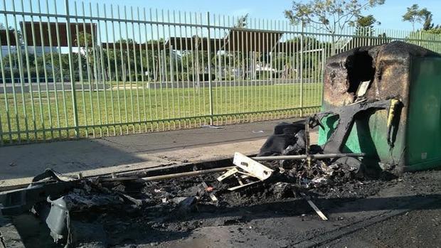 Uno de los contenedores quemados en el parque Antonio Álvarez.