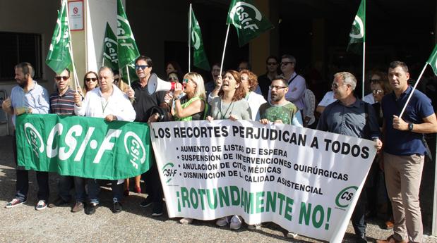 Nueva concentración contra los recortes de plantilla en el hospital Puerta del Mar