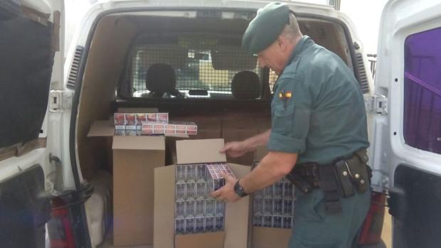 Detienen a un padre y su hijo por transportar en una furgoneta 4.000 cajetillas de tabaco de contrabando