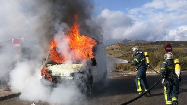 Los bomberos sofocan el fuego en una fugoneta incendiada hoy en Algeciras