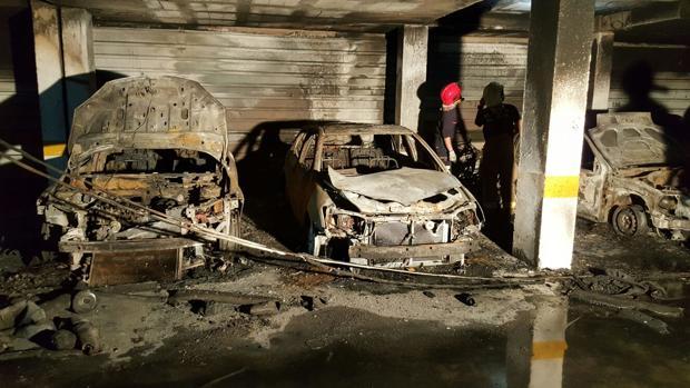 Interior del garaje que salió ardiendo en la madrugada del lunes