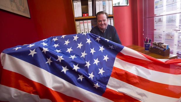 El empresario norteamericano afincado en El Puerto, Roger D. Fleming, en su despacho, donde sigue el proceso electoral de su país.