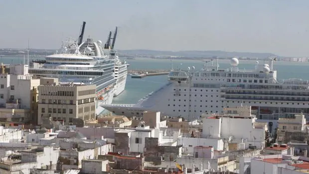 Cruceros atracados en el puerto de Cádiz