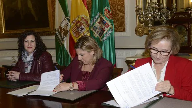 Firma del convenio entre la Diputación y Cruz Roja