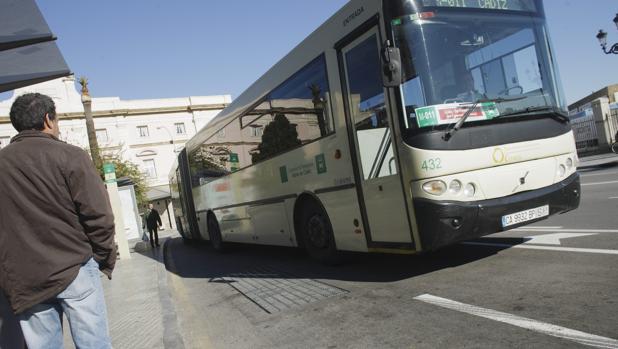 La parada del autobús Cádiz-Chiclana se trasladará junto a la Glorieta de los Periodistas