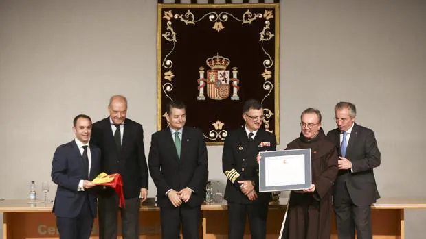 La hermandad de la Vera Cruz de Cádiz recibió una distinción en el acto de homenaje a la Constitución.