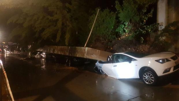 El derrumbe de un muro en Los Barrios aplasta varios vehículos