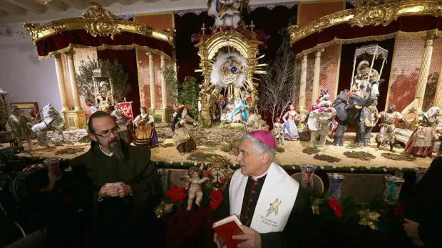 Imagen de archivo del obispo bendiciendo el belén de Cajasol