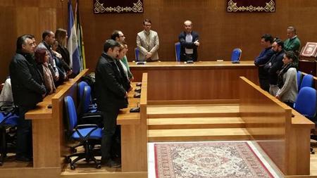 Pleno del Ayuntamiento de Arahal durante el minuto de silencio