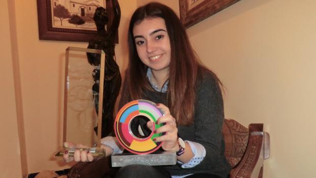 Ángela Bonilla, escritora de El Viso con uno de sus premios