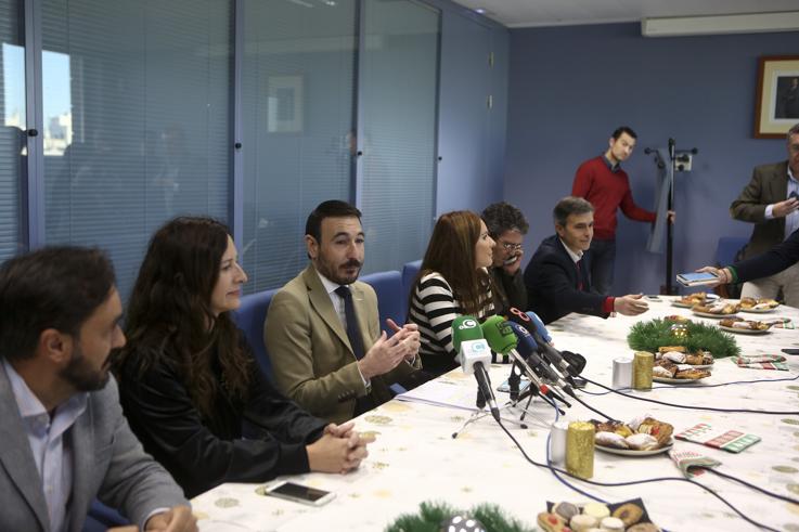 López Gil y el resto de delegados provinciales, en el tradicional desayuno navideño con la pernsa