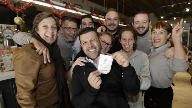 Un grupo de sevillanos agraciados con el segundo premio de la Lotería de Navidad