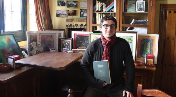 Miguel Ángel Rivero con su libro sobre Unamuno