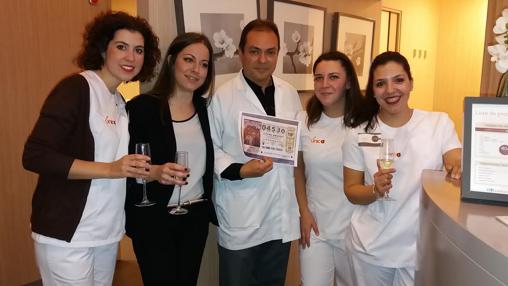 Las agraciadas con el segundo premio, empleadas de un centro de estética