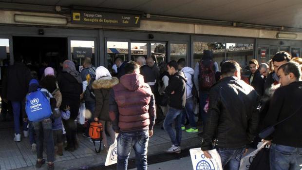 Cádiz acogerá a 6 refugiados de los 189 que han llegado hoy a España procedentes de Grecia