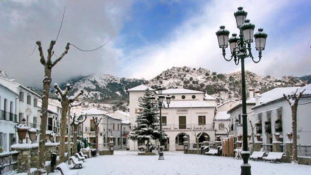 Grazalema cubierta de nieve ofrece una de sus estampas turísticas más bellas